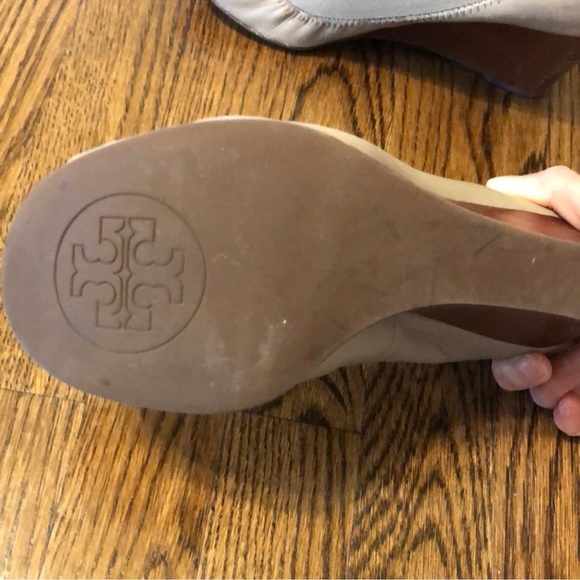 Authentic TORY BURCH Caroline wedge, gray, size 8 - Picture 3 of 6